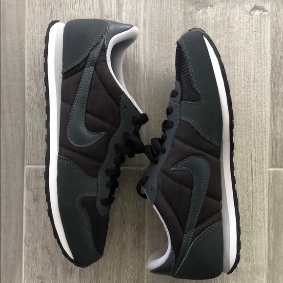 Nike Genicco Retro Shoes - Picture 2 of 7